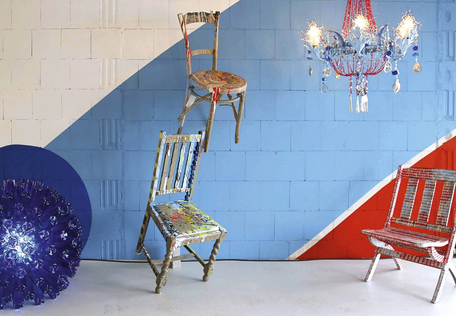 Atelier W - Kunst & Grafikdesign - Bemalte Stühle und ein Kronleuchter