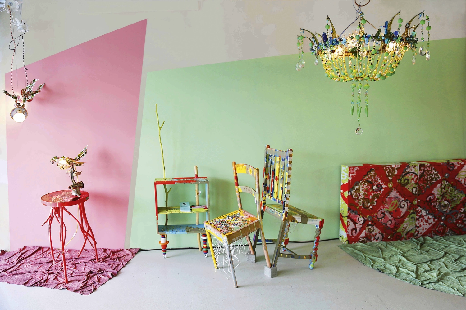 Atelier W - Kunst & Grafikdesign - Bemalte Stühle und ein Kronleuchter