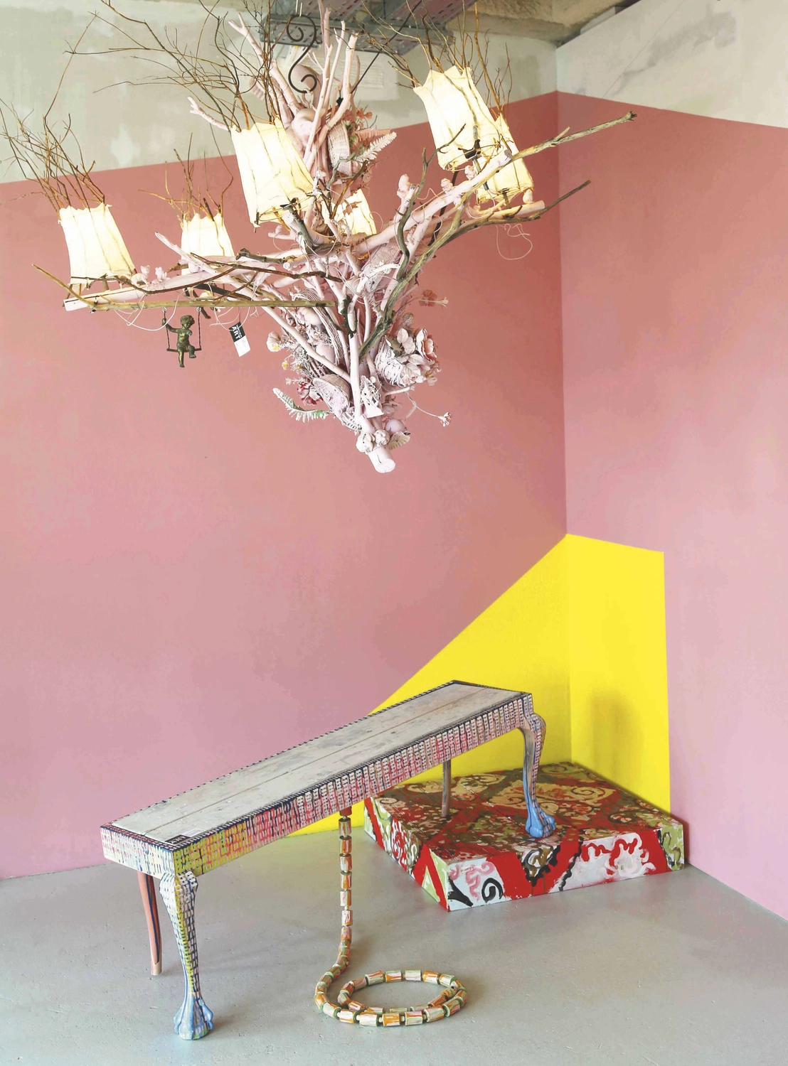 Atelier W - Kunst & Grafikdesign -  Kronleuchter und eine Sitzbank