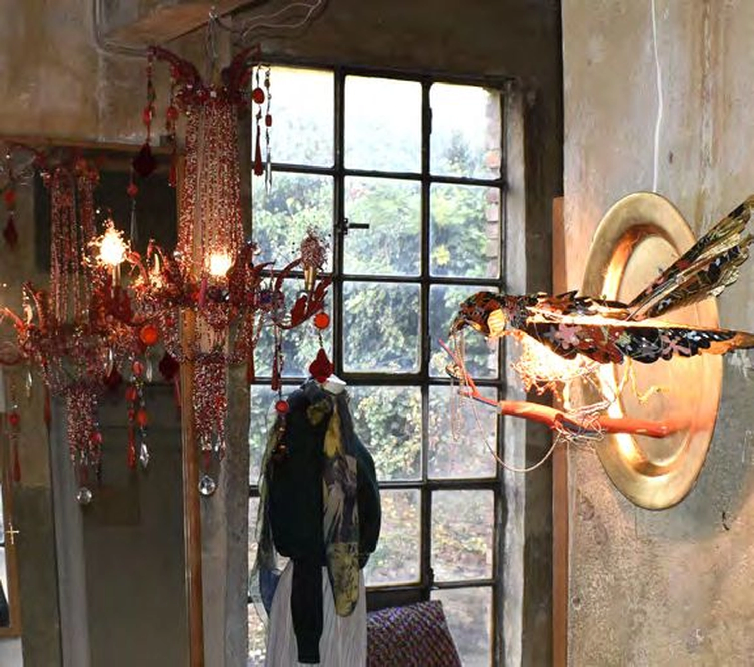 Atelier W - Kunst & Grafikdesign - LITTLE RED CHANDELIER | WALL BIRD